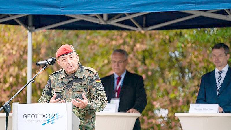 Generalmajor Carsten Breuer (l) ist für die Leitung des geplanten Corona-Krisenstabs im Gespräch. Foto: Nicolas Armer/dpa/Archiv