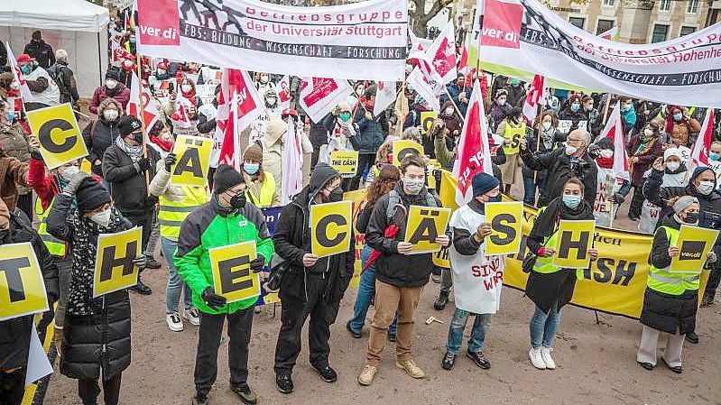 Zahlreiche Menschen nehmen an einer Verdi-Kundgebung in Stuttgart teil. Foto: Christoph Schmidt/dpa