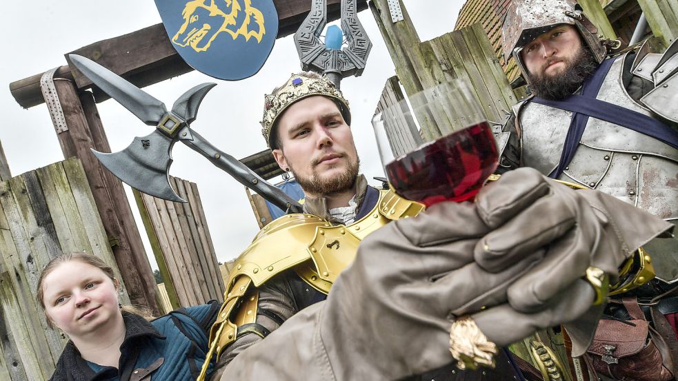 Johannes Alffermann (MItte) spielt den König von Norddea, Sarah Mostertz eine Magierin im Dienste des Königs und der schwer gerüstete Justin Göken hat sich für die Doppelrolle Schmied und Königswache entschieden. Was alle drei eint: Die Liebe zum Larp. Foto: Ortgies