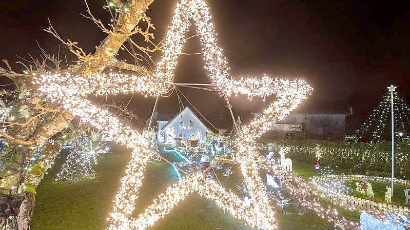 Mit zahlreichen illuminierten Figuren und Tausenden von LED-Lämpchen erstrahlen ein Garten und ein Privathaus in Mössingen. Foto: Bernd Weißbrod/dpa