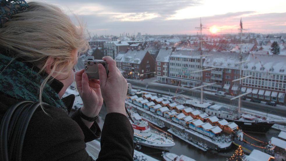 2009 war das letzte Jahr, in dem der schwimmende Weihnachtsmarkt in Emden aufgebaut wurde. Foto: Archiv