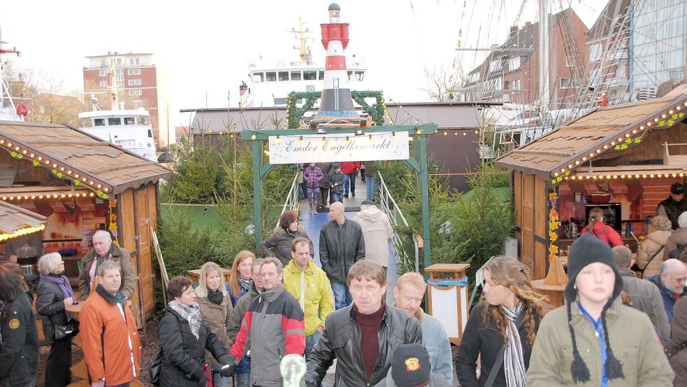 Viele Besucher kamen zum letzten schwimmenden Weihnachtsmarkt in Emden 2009. Foto: Archiv