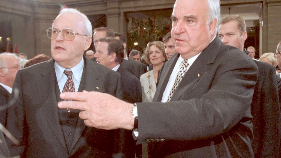 Bundeskanzler Helmut Kohl (rechts) im Jahr 1998 im Bonner Museum König. Links im Bild der damalige Bundespräsident Roman Herzog Foto: Nicole Maskus/Imago