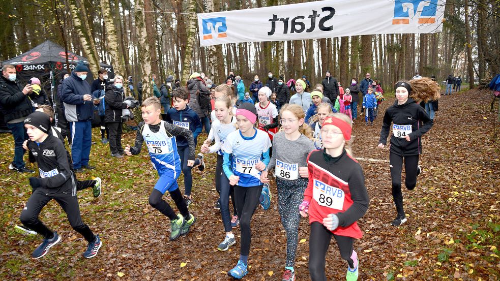 Der Uplengener Adventslauf erfreute sich auch bei den Kindern wieder großer Beliebtheit. Fotos: Stromann