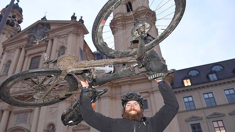Nach all den Strapazen ist der Extremsportler Jonas Deichmann wohlbehalten und glücklich in München angekommen. Foto: Felix Hörhager/dpa
