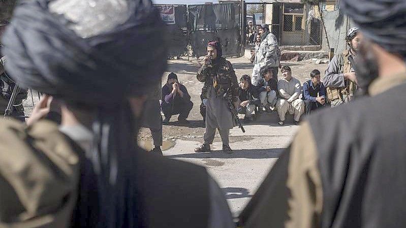 Taliban-Kämpfer in Kabul sichern nach der Explosion einer Bombe den Straßenrand. Laut der Menschenrechtsorganisation Human Rights Watch (HRW) sind seit der Machtübernahme in Afghanistan zahlreiche ehemalige Sicherheitskräfte der Regierung verschwunden oder exekutiert worden. Foto: Petros Giannakouris/AP/dpa