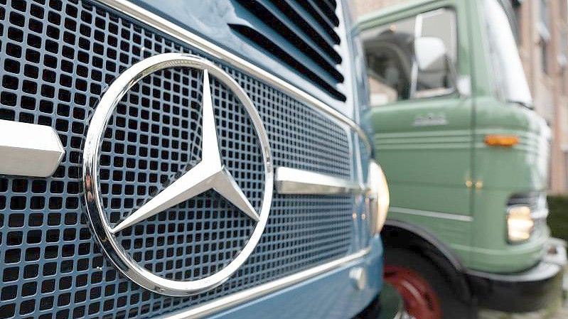 Zwei Mercedes-Benz LKW-Oldtimer stehen in Fellbach vor dem Archiv des Fahrzeugherstellers Daimler. Foto: Bernd Weißbrod/dpa