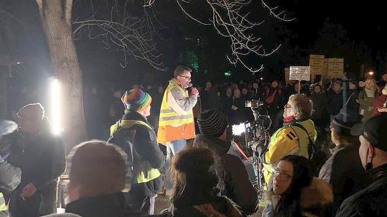 In Rostock haben nach Angaben der Polizei zunächst rund 850 Menschen gegen die nach ihrer Ansicht zu strengen Regelungen im Umgang mit der Corona-Pandemie und die damit verbundenen Einschränkungen protestiert. Foto: Joachim Mangler/dpa-Zentralbild/dpa