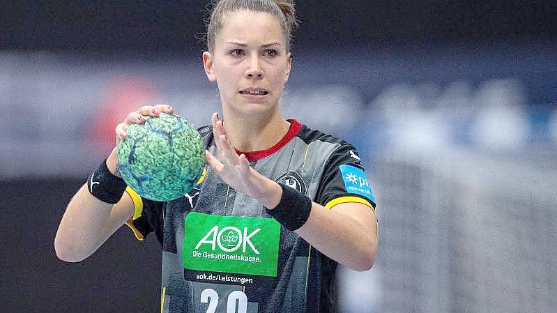 Ist mit Deutschlands Handballerinnen bei der WM in Spanien gefordert: Emily Bölk. Foto: Guido Kirchner/dpa
