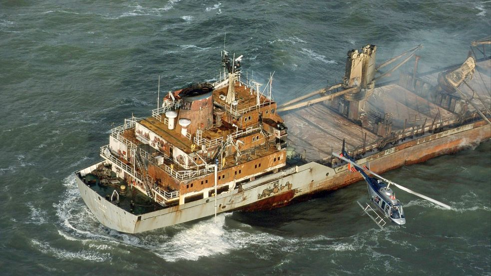 Horror-Havarie: Die „Pallas“ strandet 1998 vor Amrum und verursacht eine riesige Ölpest. Foto: Imago Images/blickwinkel/C.Kaiser
