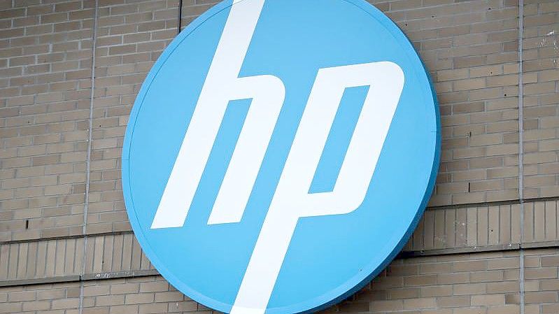 Das Logo der Computerfirma Hewlett-Packard an der Geschäftsstelle in Böblingen. Foto: Daniel Naupold/dpa