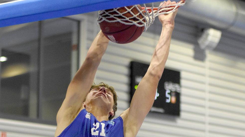 Ein Dunking (hier von Logabirums Lennart Weinbecker) ist immer ein Höhepunkt in einem Basketball-Spiel. Den Fortuna-Spielern bringt er sogar eine Kiste Bier ein. Foto: Meiborg
