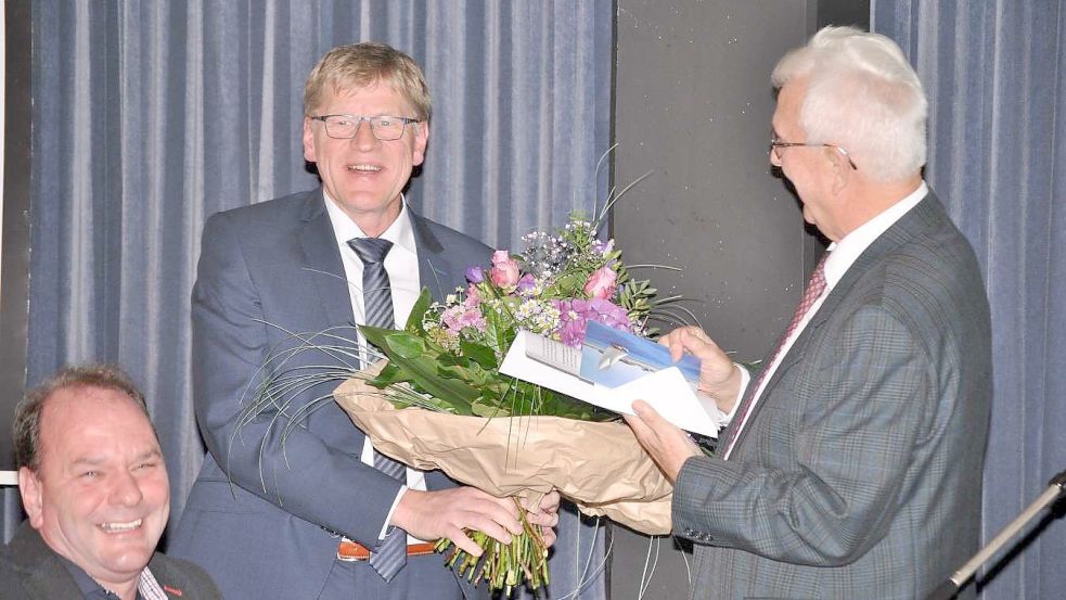 Im November 2019 hat Horst Feddermann (Mitte) nach seiner Amtseinführung die Glückwünsche von Hans-Gerd Meyerholz entgegengenommen. Foto: Archiv/Boschbach