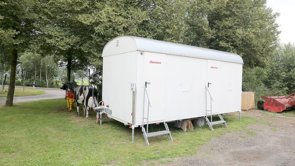Wurde im Sommer aufgebaut: der Toilettenwagen in Rysum. Nur in diesem Krummhörner Dorf konnte keine bestehende Sanitäranlage zur öffentlichen Toilette umfunktioniert werden. Foto: Hock/Archiv