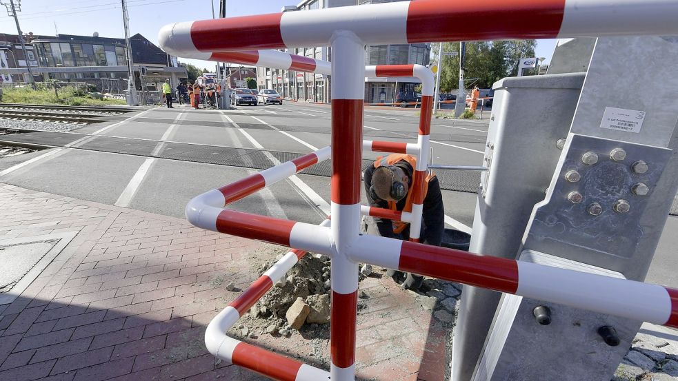 Beinahe einen Meter ragt die Absperrung an der Schrankenanlage derzeit noch in den Fahrradweg hinein. Foto: Ortgies/Archiv