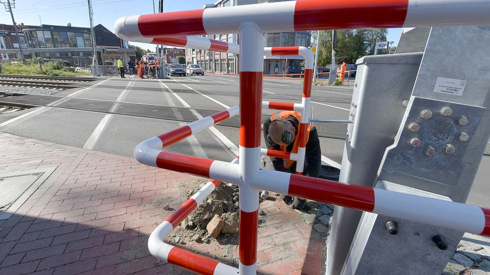 In der vergangenen Woche hielten noch Plastikabsperrungen die Radfahrer auf Abstand zu dem unteren Ende der Schranke. Am Montag wurden jetzt feste Geländer installiert, die ebenfalls weit in den Radweg ragen. Foto: Ortgies