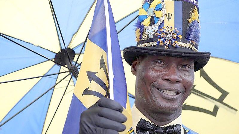Aidan Taylor, ein Bürger von Barbados, in Nationalfarben gekleidet. Sein Heimatstaat hat sich von der britischen Krone losgesagt und zur Republik erklärt. Foto: Jane Barlow/PA Wire/dpa