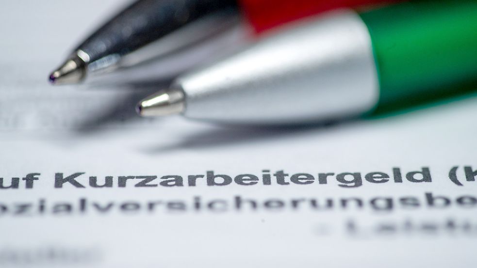 Kurzarbeiter rettet in Krisen viele Jobs. Das Bundesarbeitsgericht hat nun aber ein Urteil gefällt, dass zu Lasten von Kurzarbeiter geht. Weil sie auf weniger Arbeitstage kommen, kann man ihnen anteilig den Urlaubsanspruch kürzen, so das Gericht. Foto: Jens Büttner/dpa