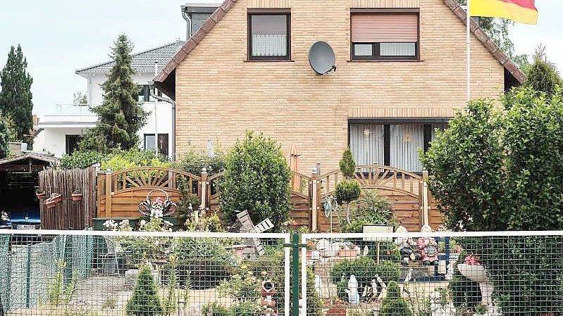 Eine Deutschlandfahne weht vor einem Einfamilienhaus. Die Mittelschicht in Deutschland ist laut einer neuen Studie erheblich kleiner als noch Mitte der 1990er Jahre. Foto: Stefan Jaitner/dpa