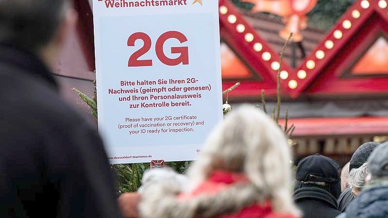 Ein 2G-Hinweisschild am Zugang des Düsseldorfer Weihnachtsmarkts. In der nordrhein-westfälischen Hauptstadt ist nach Angaben der Stadt ein erster Fall der neuen Omikron-Variante des Coronavirus bestätigt worden. Foto: Federico Gambarini/dpa