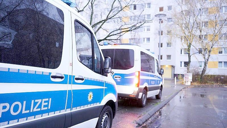 Fahrzeuge der Bundespolizei vor einem Wohnhaus in Berlin. Die Durchsuchung steht im Zusammenhang mit dem Verdacht auf Schleuserkriminalität. Foto: Annette Riedl/dpa