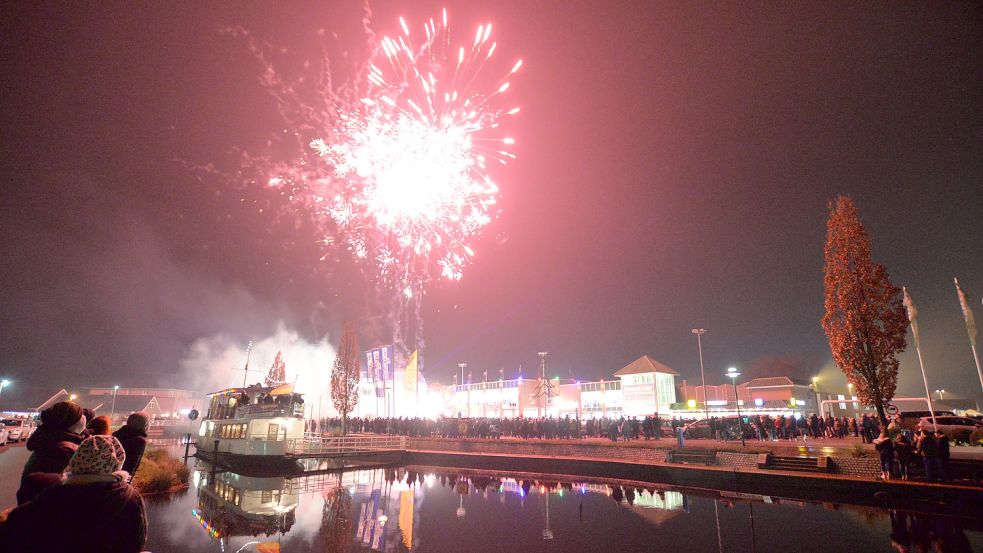 Ein Bild aus früheren Zeiten: Ende Dezember 2019 fand auf dem Wreesmann-Parkplatz in Ostrhauderfehn die traditionelle Feuerwerk-Vorführung zum letzten Mal statt. Archivfoto: Lohmann