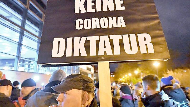 Die Corona-Pandemie dient Rechtspopulisten als Katalysator und hat ihnen in ganz Europa Rückenwind verschafft. Foto: Martin Schutt/dpa-Zentralbild/dpa