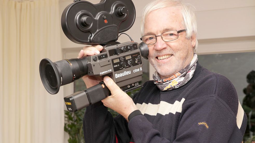 Helmut Fischer mit einer alten Videokamera aus den 1970er Jahren. Der ehemalige Leiter des Medienzentrums Norden hat mehrere Stunden Filmmaterial über Norden überlassen bekommen. Foto: Kiefer
