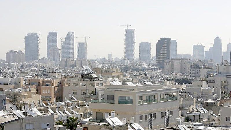 Blick über Tel Aviv. Die israelische Küstenmetropole ist laut dem britischen „Economist“-Magazin die teuerste Stadt der Welt. Foto: Daniel Karmann/dpa