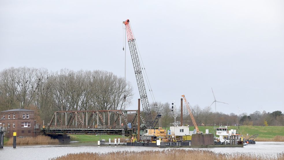 Am Dienstag wurden von einem Kran, der auf einem Ponton steht, Teile von der Eisenbahnbrücke gehoben. Foto: Ammermann