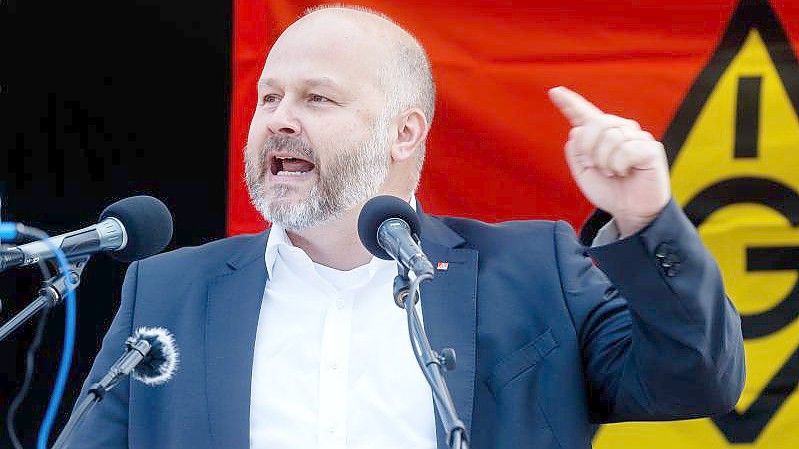 Der Bezirksleiter der IG Metall Küste, Daniel Friedrich, spricht bei einem Warnstreik vor dem Werk von Airbus in Hamburg-Finkenwerder. Foto: Markus Scholz/dpa