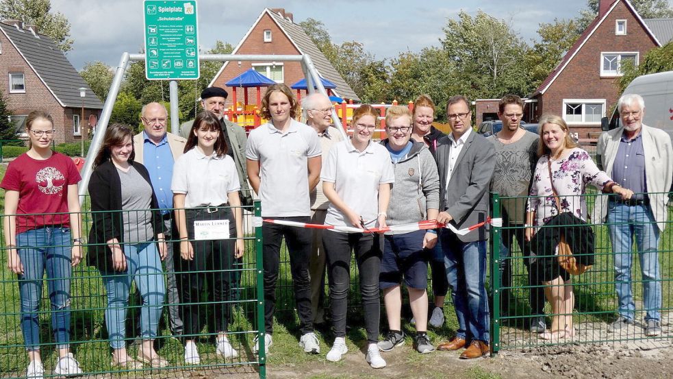 Im Jahr 2019 konnte das Kinder- und Jugendparlament Hinte einen Erfolg feiern: den neu gestalteten Kinderspielplatz an der Schulstraße. Das Band durchschnitt die ehemalige Jugendbürgermeistern Milena Eertmoed. Foto: OZ-Archiv