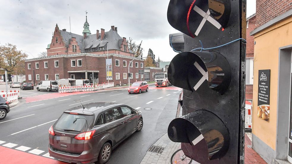 Die lang ersehnte Ampel an der sanierten Kreuzung ist jetzt da. Daher ist die Julianenburger Straße freigegeben worden. Foto: Ortgies