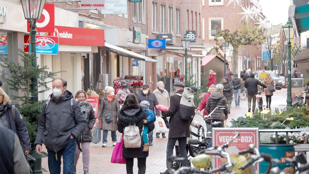 Die Emder Innenstadt – im Bild die vorweihnachtliche Fußgängerzone Zwischen Beiden Sielen – steht vor einem großen Strukturwandel. Foto: H. Müller