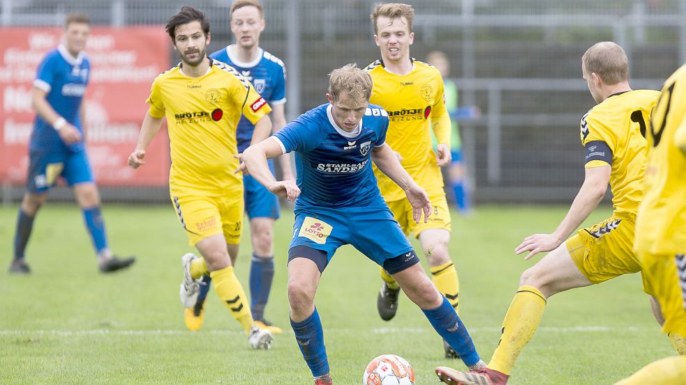 Das Hinspiel gewann Kickers Emden (am Ball Holger Wulff) Anfang Oktober mit 5:2. Das Rückspiel steht unter anderen personellen Voraussetzungen. Foto: Doden