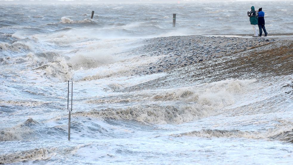 Orkantief an der niedersächsischen Küste: Die Kraft der Wellen könnte durch den Klimawandel zunehmen. Foto: Ingo Wagner/DPA