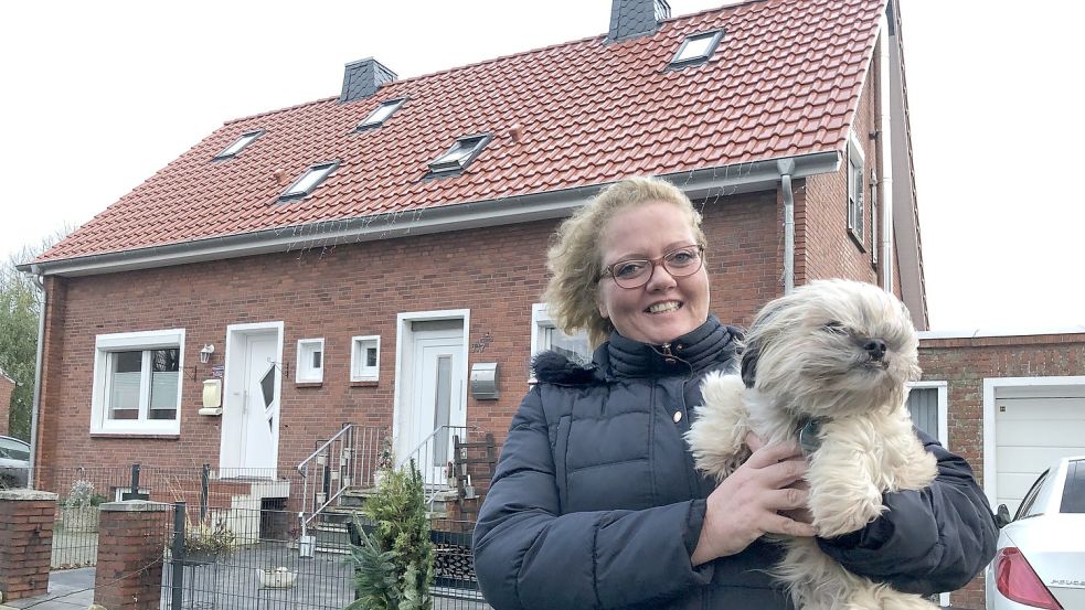 Tanja Höllger und Hund: Die 41-Jährige hat sich eine Doppelhaushälfte aus den 1960er-Jahren in Port Arthur/Transvaal gekauft und bringt die Immobilie schrittweise energetisch auf einen modernen Stand. Foto: Päschel