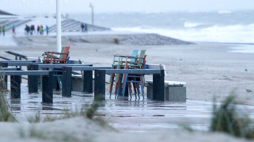 Auf Norderney peitschen Windböen am Mittwoch die Wellen an den Strand. Foto: Bartels/DPA