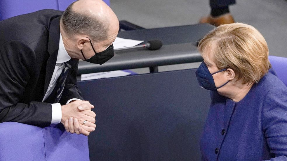 Beim Corona-Gipfel wollen Angela Merkel und Olaf Scholz neue Regeln zur Pandemie-Eindämmung beschließen. Foto: imago images/Political-Moments