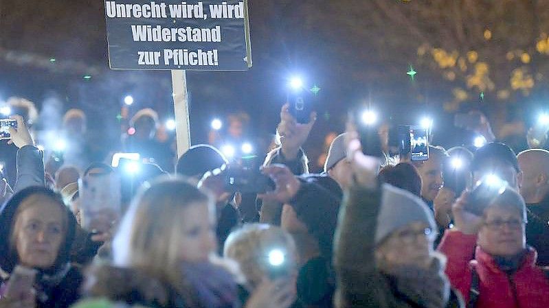 Menschen demonstrieren vor dem Thüringer Landtag gegen die Corona-Maßnahmen. Innenministers Georg Maier warnt vor Rechtsextremen bei Protesten wie diesem. Foto: Martin Schutt/dpa-Zentralbild/dpa