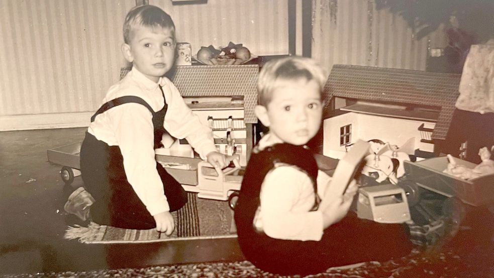 Der Vater fertigte alle Holzgeschenke selber: Autos, Trecker, Unimogs und auch Häuser. Dieses Foto von 1961 zeigt Eggo Schreitling (links) mit seinem Bruder Uwe.