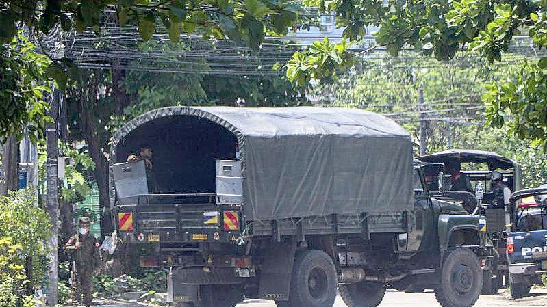 Ein Fahrzeug der Sicherheitskräfte auf einer Straße in Yangon, um eine Versammlung von Anti-Putsch-Demonstranten zu verhindern. Foto: AP/dpa/Archiv