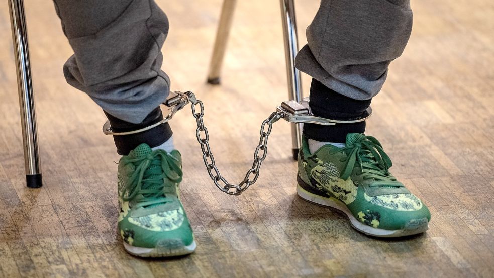 In Verden waren in diesem Jahr zwei Gerichtsprozesse, in denen es um den Tod einer 19-Jährigen ging, die als Prostituierte in Ostfriesland ausgebeutet worden sein soll. Das Foto zeigt die Füße eines Angeklagten. Foto: Schuldt/dpa