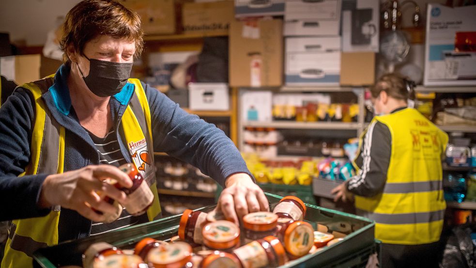 Herma Schoon (links) sortiert im Lagerraum in Marcardsmoor Marmelade-Spenden. die an Obdachlose im Tagesaufenthalt in Aurich verteilt werden sollen. Im Hintergrund ist Helferin Lisa Ennen zu sehen. Foto: Cordsen