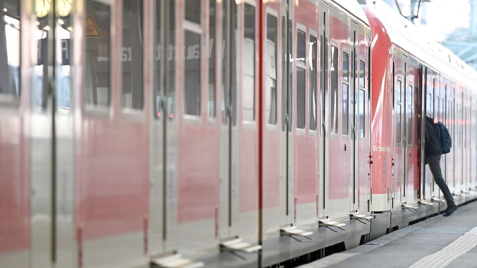 An den Bahnsteigen in Augustfehn wird gearbeitet. Symbolbild: Weißbrod/DPA