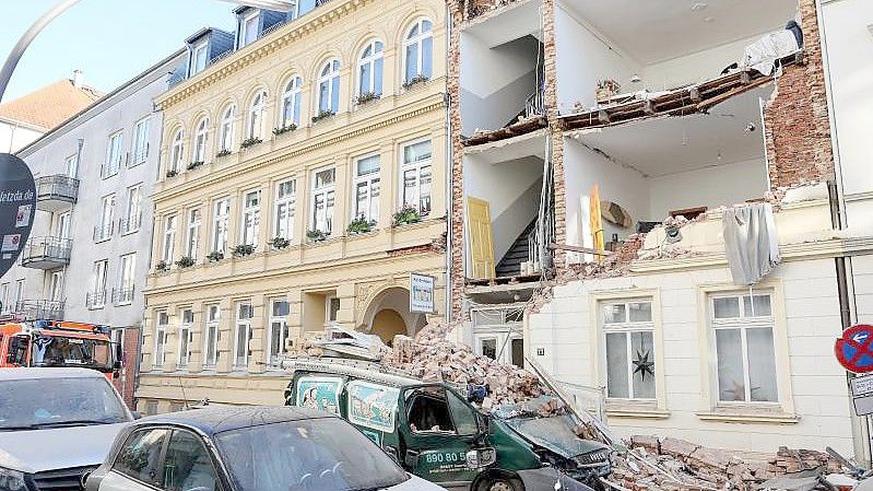 Explosion in Hamburg-Ottensen: Trümmer liegen auf einem Auto vor dem Haus, dessen Fassade eingestürzt ist. Foto: Bodo Marks/dpa
