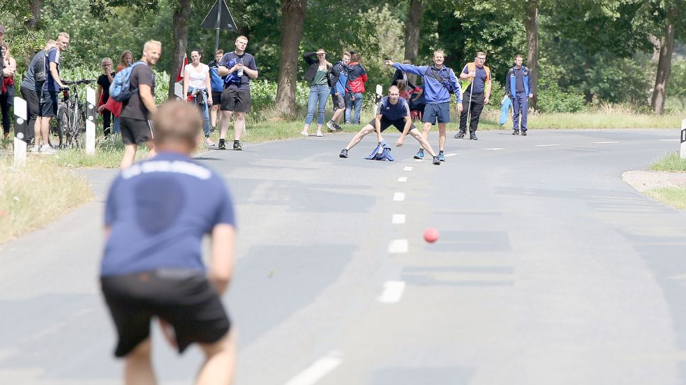 Die Friesensportler werden ihre Ende September begonnene Boßel-Saison fortsetzen. Foto: Archiv