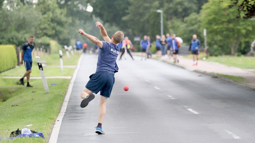 Das Boßeln ist vor allem in den Landkreisen Aurich und Wittmund Volkssport. Foto: Archiv