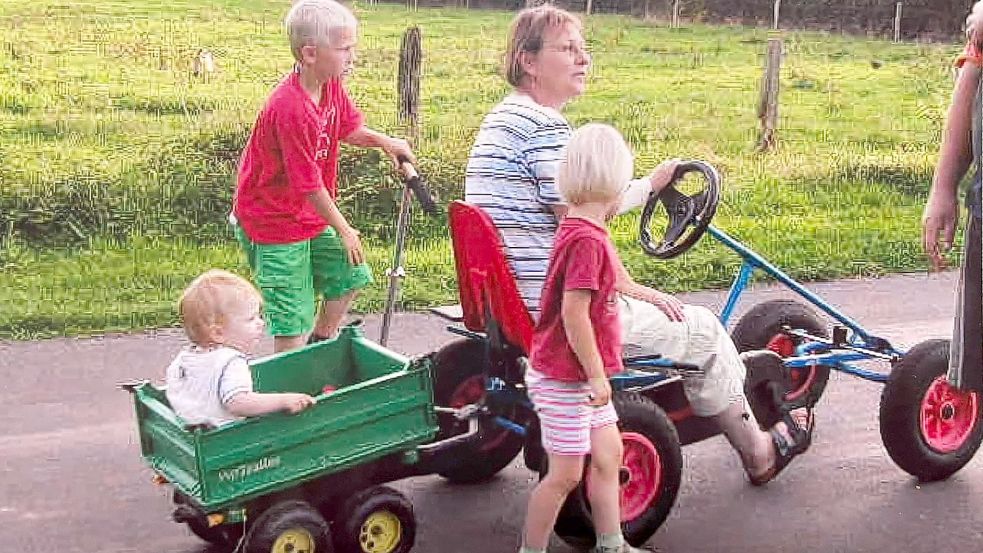 Auch wenn dieses Foto etwas anderes sagt: Für den hier auf einem Roller fahrenden Jan-Henrik Koppelkamm war das Gokart, auf dem hier seine Großmutter Anita Koppelkamm sitzt, einst sein liebstes Fortbewegungsmittel. Fotos: Privat