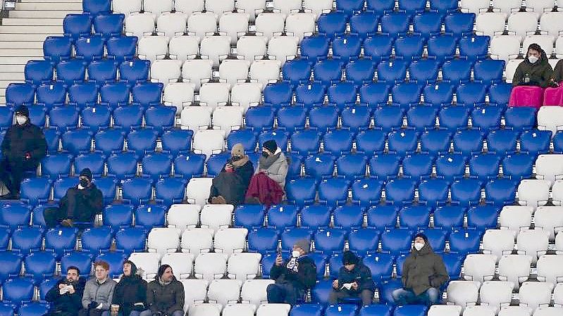 Zu Fußballspielen sind wegen der erneut bedrohlichen Corona-Lage vorerst nur noch höchstens 15.000 Zuschauer zugelassen. Foto: Peter Kneffel/dpa